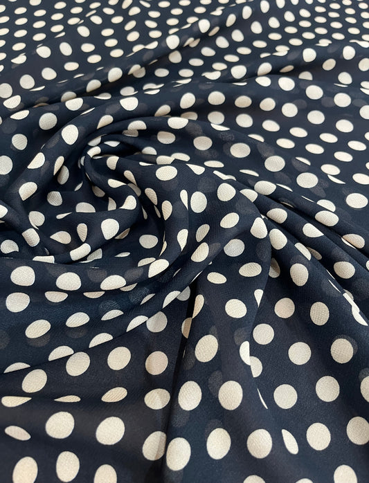 Crepe de viscose Poá fundo preto - R$ 39,90/metro.