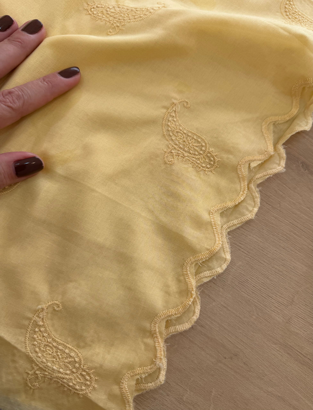 Cambraia Bordada Paisley Amarelo - R$ 79,90/metro