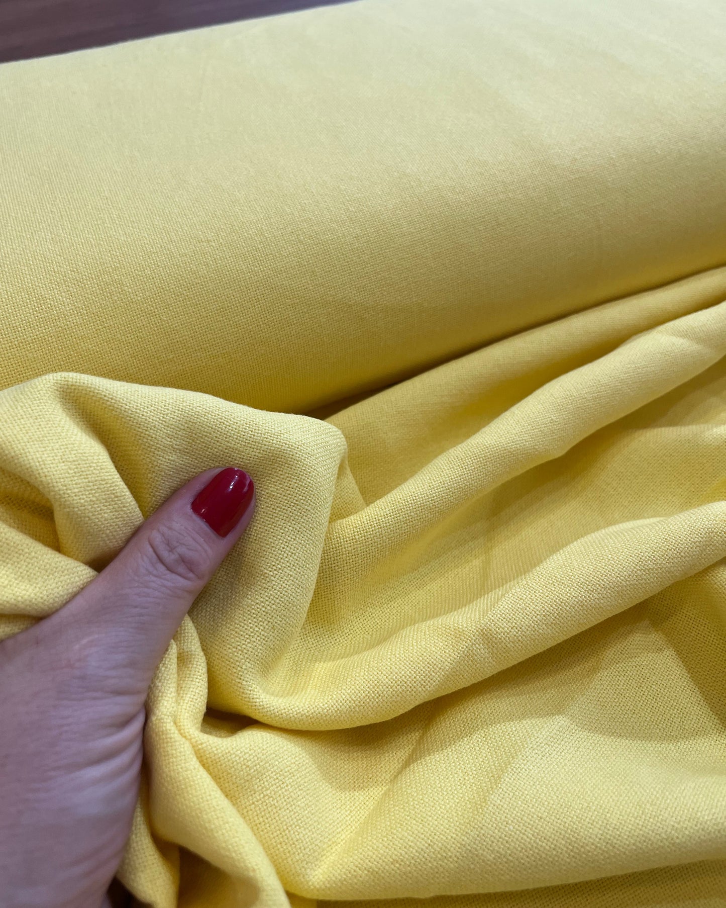 Linho com viscose encorpado Amarelo Sustentável - R$ 69,90/metro