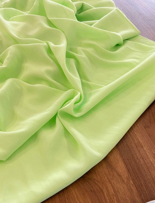 Crepe de viscose Maçã Verde - R$ 39,90/metro.