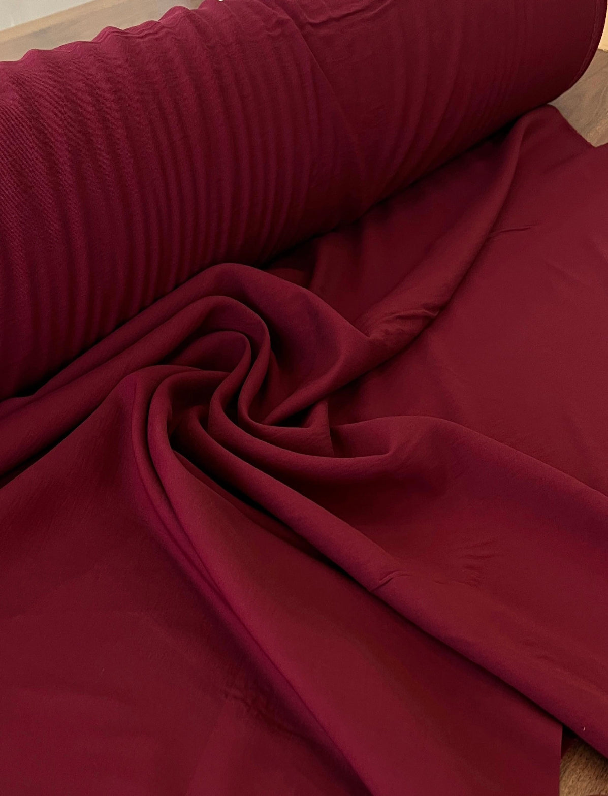 Tencel Framboesa ( alfaiataria de viscose com poliéster) - R$ 49,90/metro.