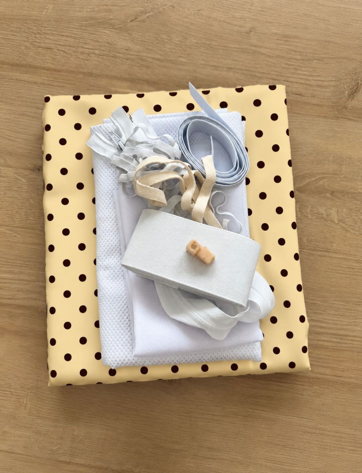 Kit Jaqueta Corta vento + shorts Poá Amarelo com marrom - R$ 149,90