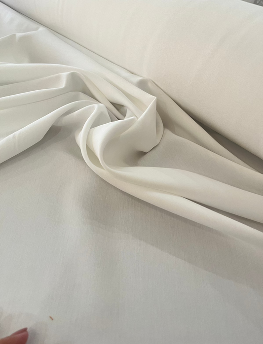 Tencel Off White ( alfaiataria de viscose com poliéster) - R$ 49,90/metro.