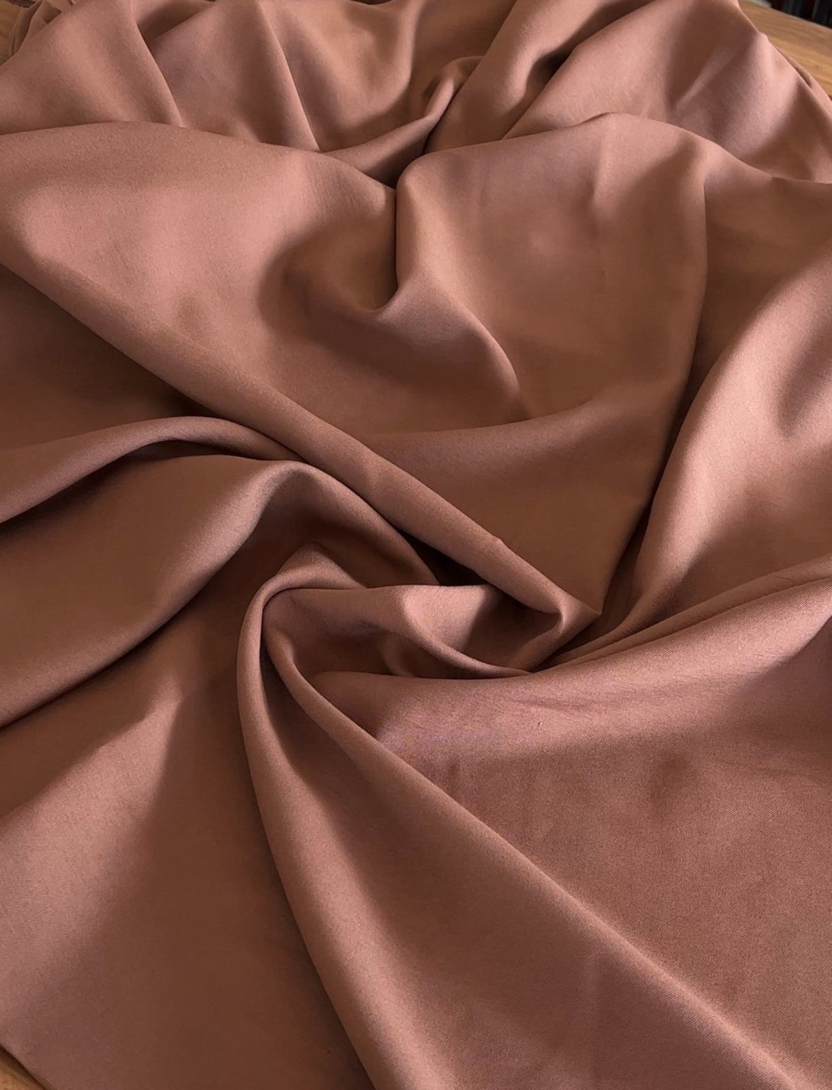 Tencel Marrom Mocha Mousse ( alfaiataria de viscose com poliéster) - R$ 49,90/metro.