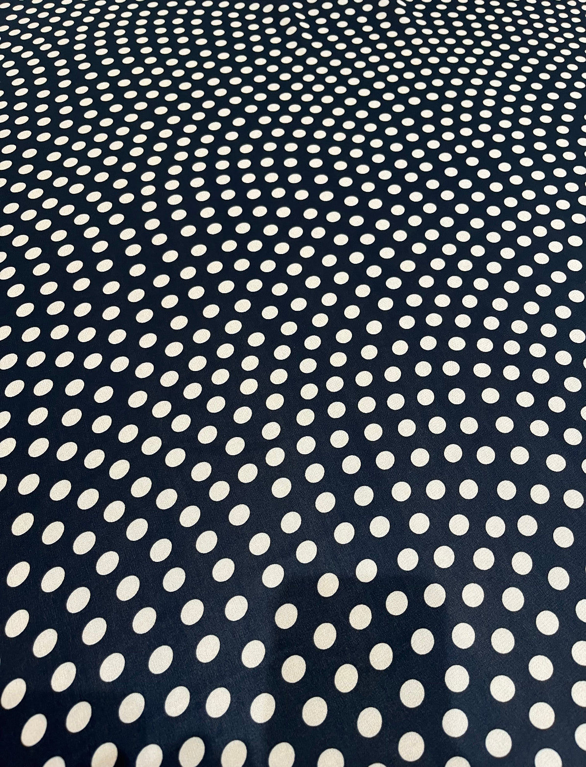 Crepe de viscose Poá fundo preto - R$ 39,90/metro.