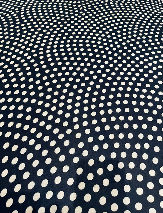 Crepe de viscose Poá fundo preto - R$ 39,90/metro.