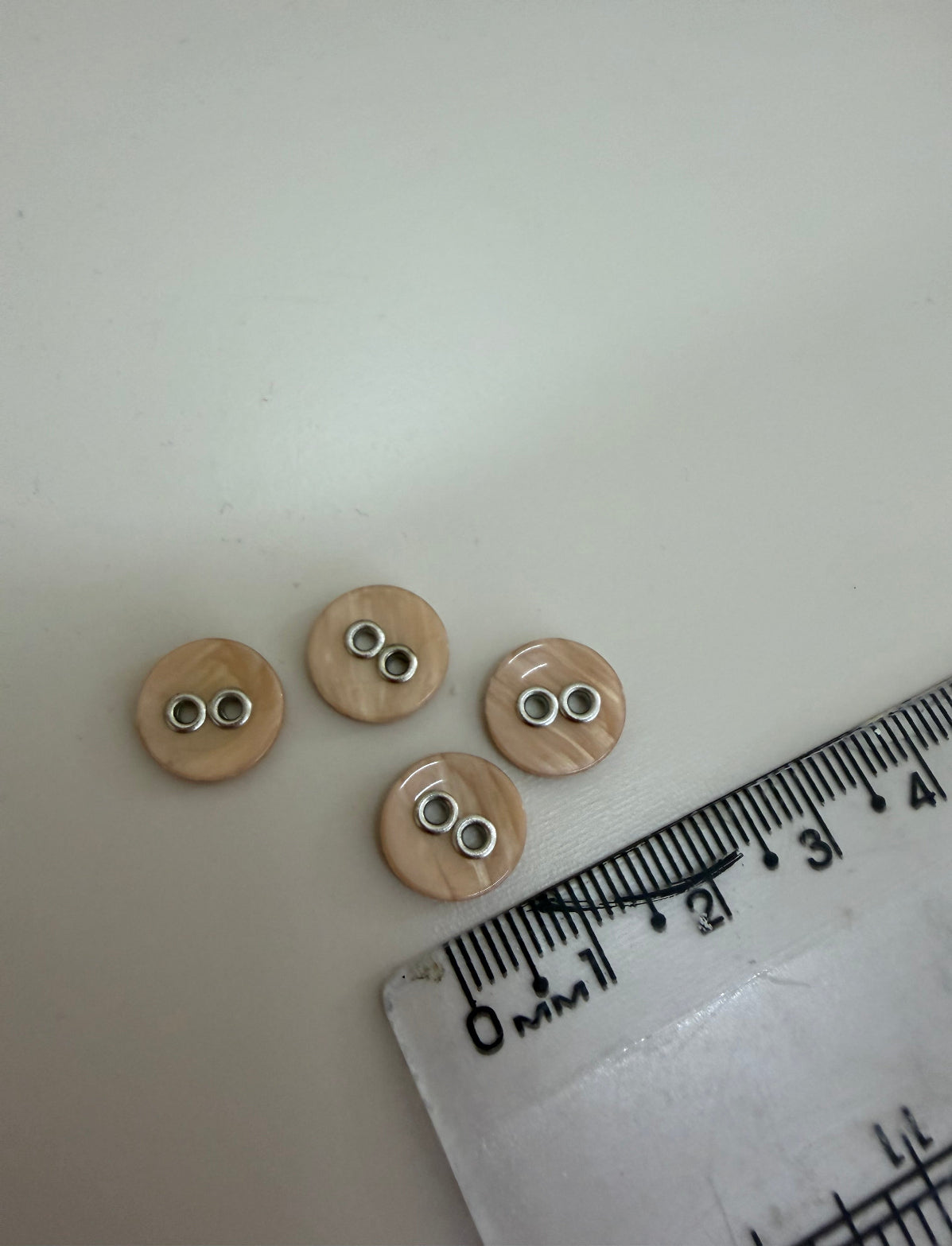 Botão 2 furos Areia - R$ 0,25 unidade