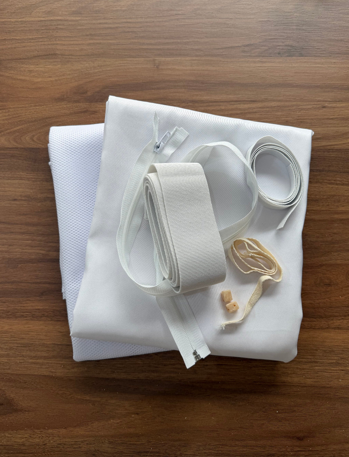 Kit Jaqueta Corta vento + shorts Branco   - R$ 119,00