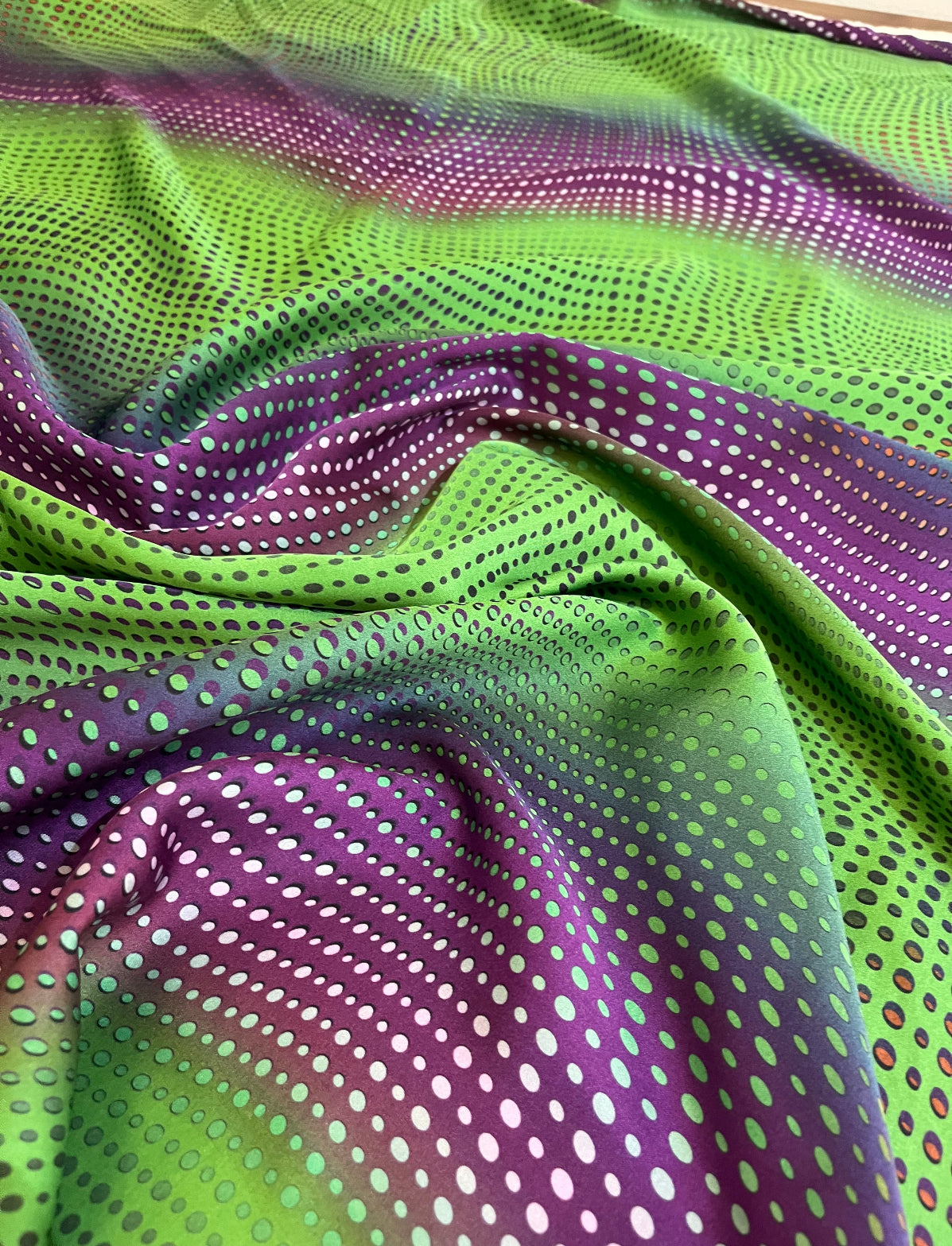 Banca 79 - Viscose acetinada Abstrata corte 1,5 m