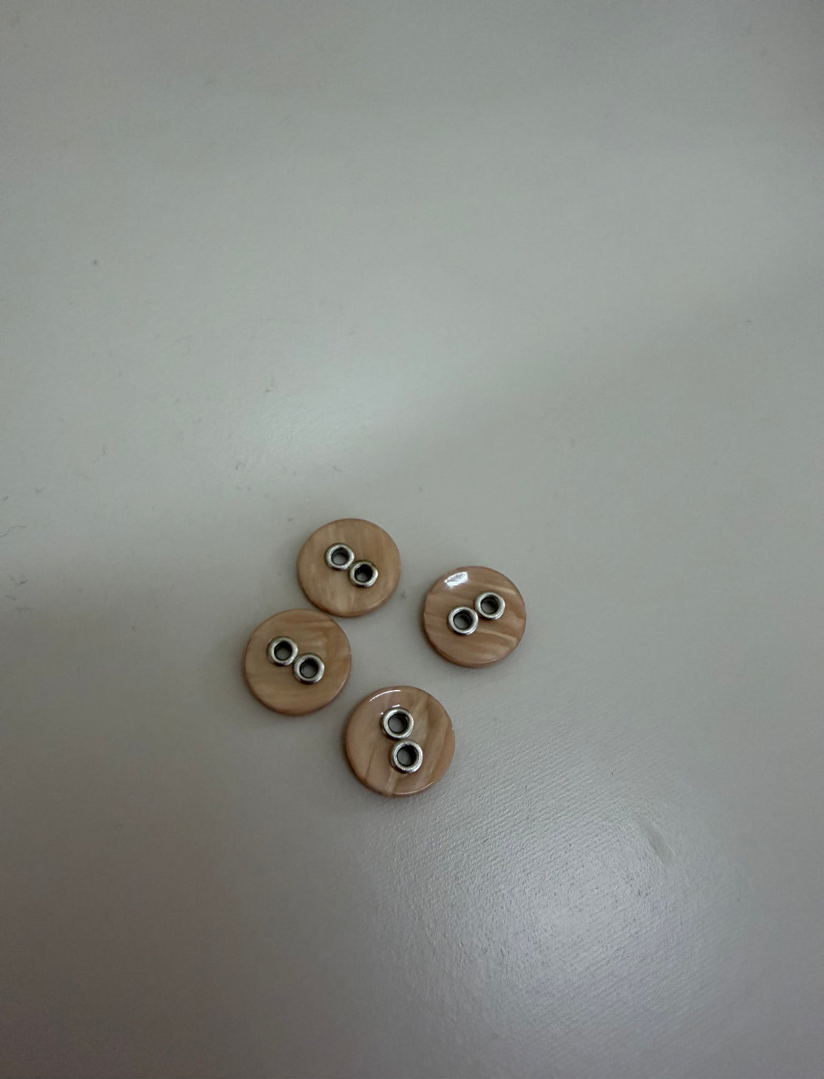Botão 2 furos Areia - R$ 0,25 unidade