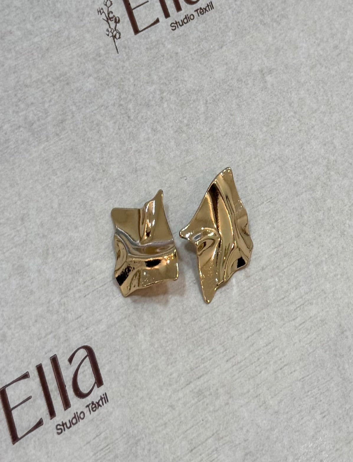 Botão orgânico metal dourado quadrado com pé - R$ 4,50/unidade