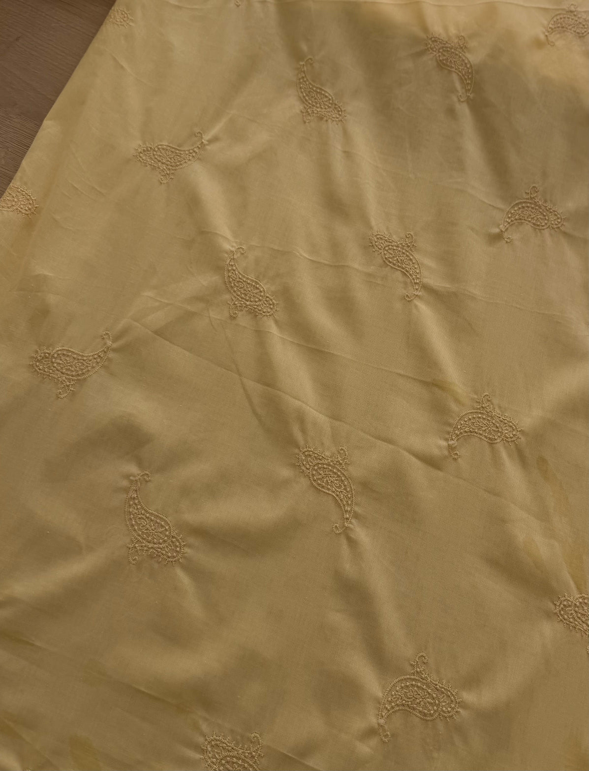 Cambraia Bordada Paisley Amarelo - R$ 79,90/metro