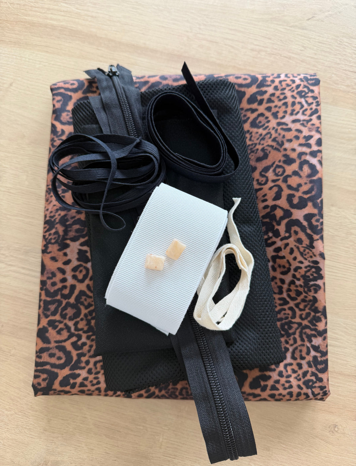 Kit Jaqueta Corta vento + shorts  Animal Print  - R$ 149,90