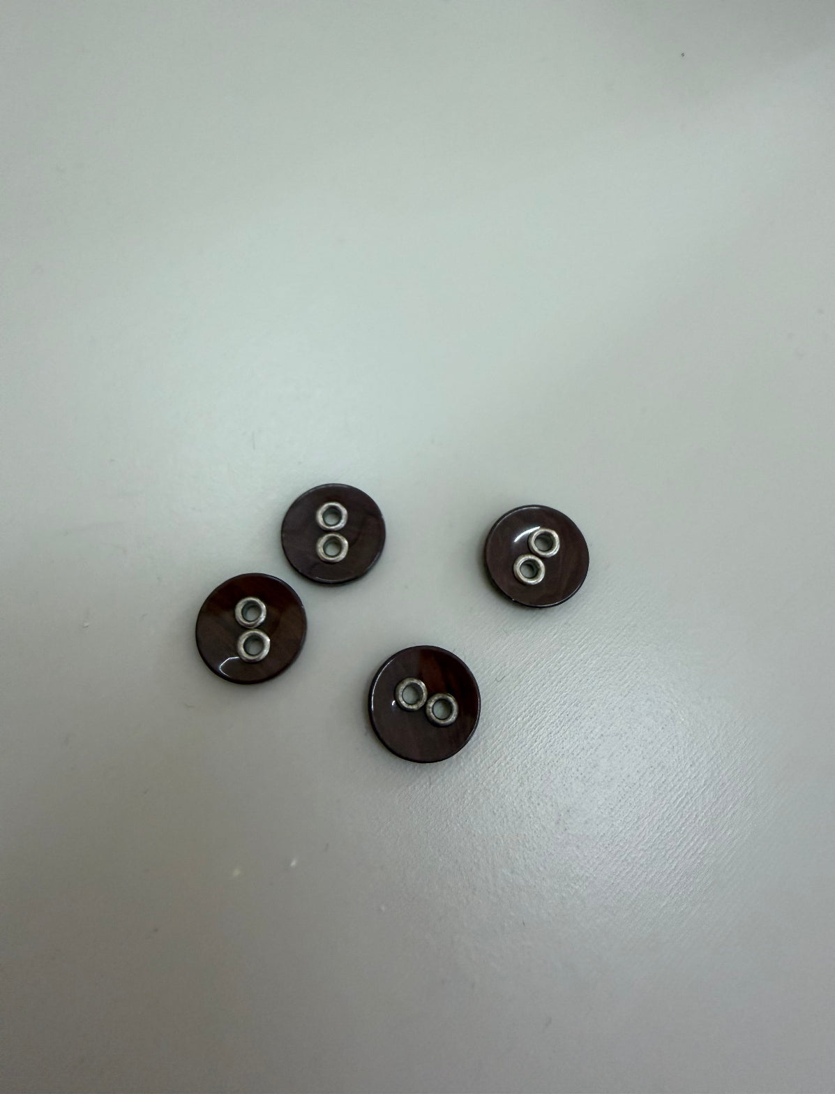 Botão 2 furos café- R$ 0,25 unidade