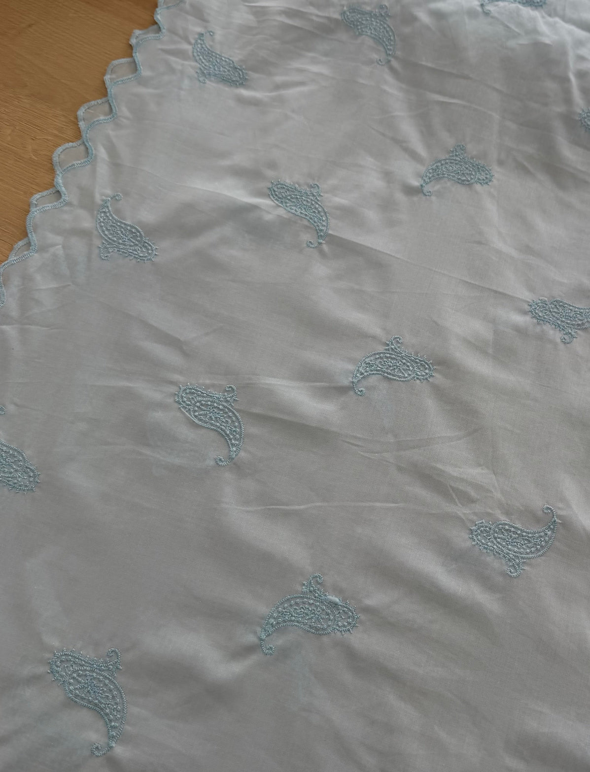 Cambraia Bordada Paisley Azul - R$ 79,90/metro