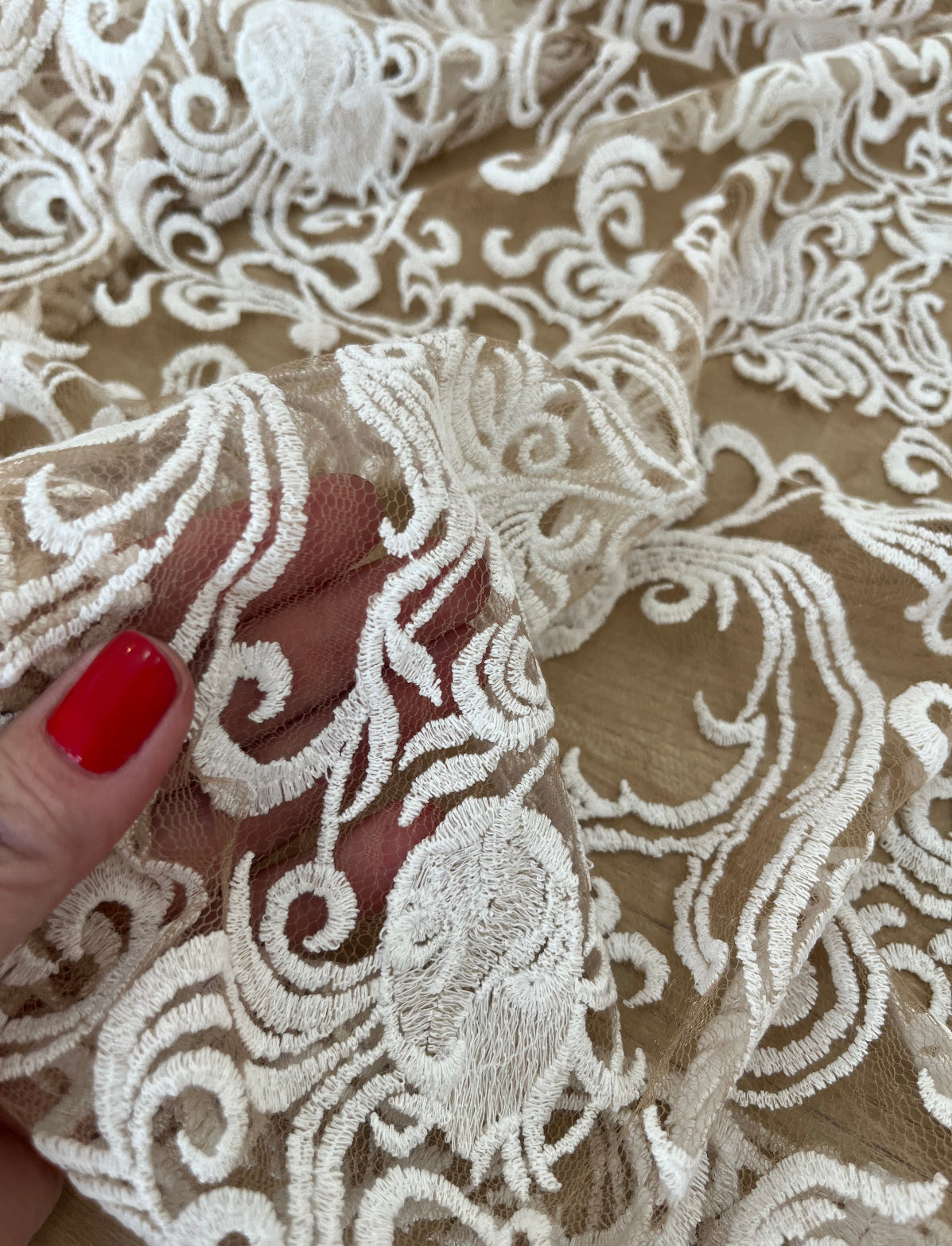 Tule bordado Off - de R$ 59,90 por R$ 39,90/metro