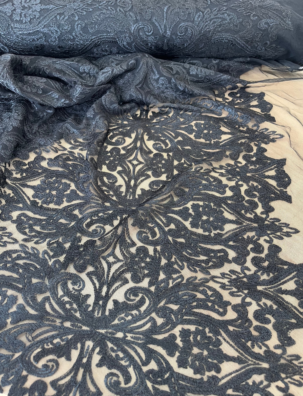 Tule bordado Preto - de R$ 59,90 por R$ 39,90/metro