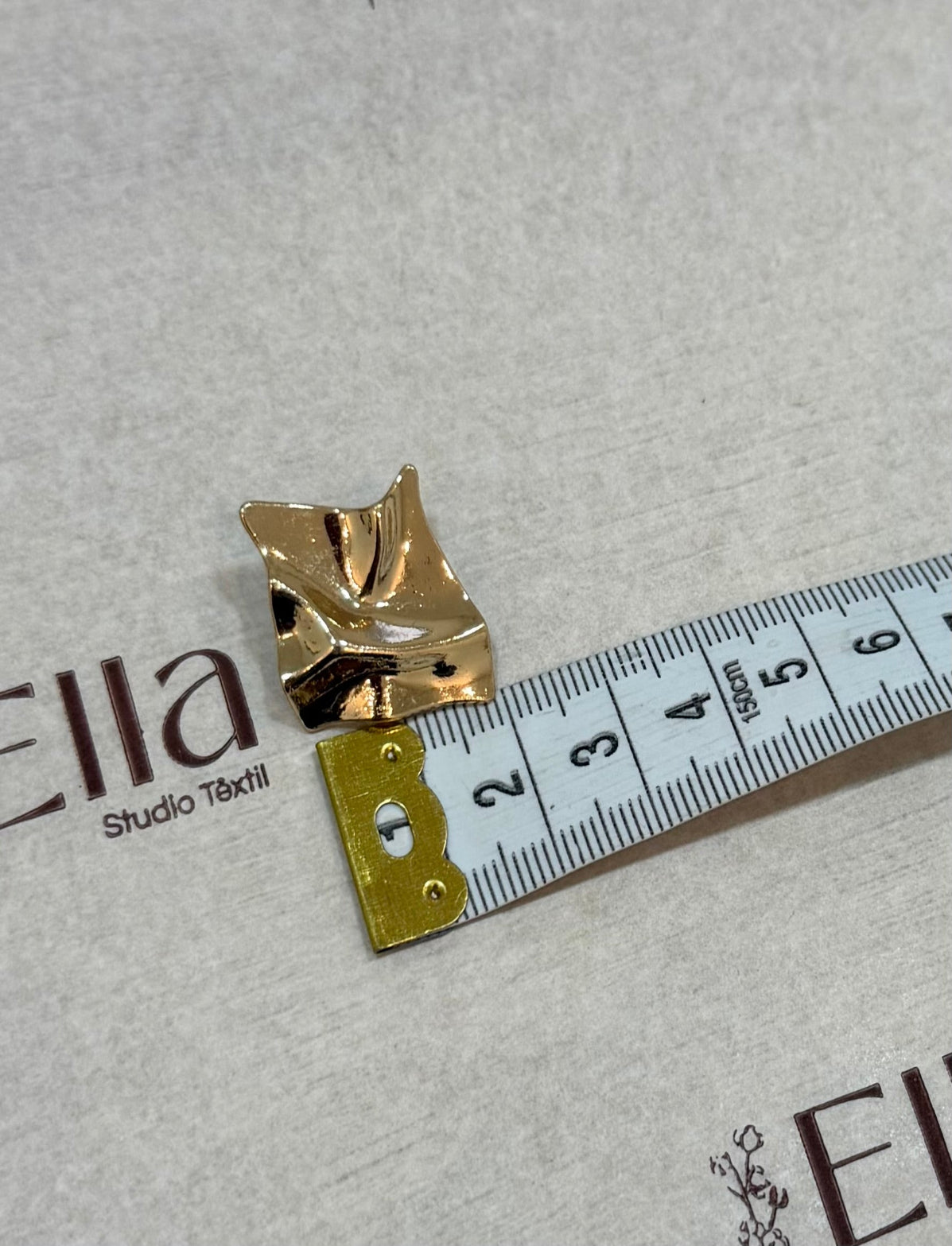 Botão orgânico metal dourado quadrado com pé - R$ 4,50/unidade