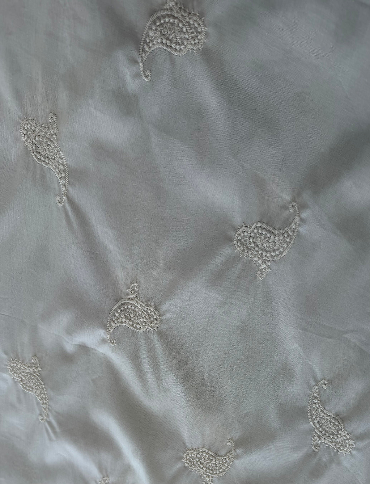 Cambraia Bordada Paisley Areia - R$ 79,90/metro