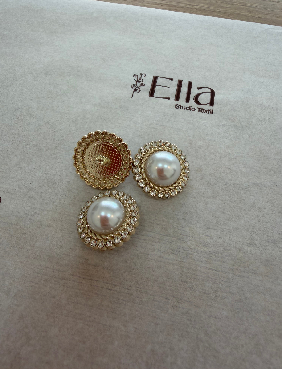Botão Metal com Pérolas e Strass dourado 22mm- R$ 6,90/unidade
