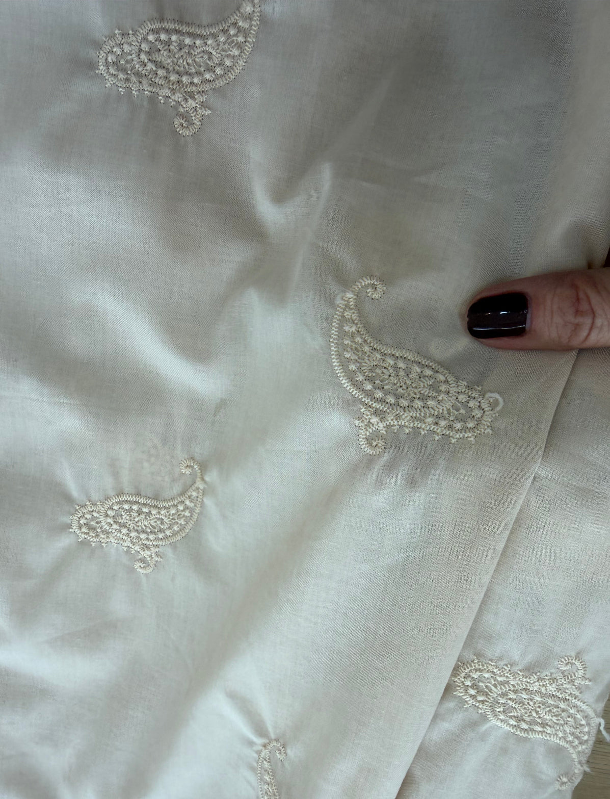 Cambraia Bordada Paisley Areia - R$ 79,90/metro