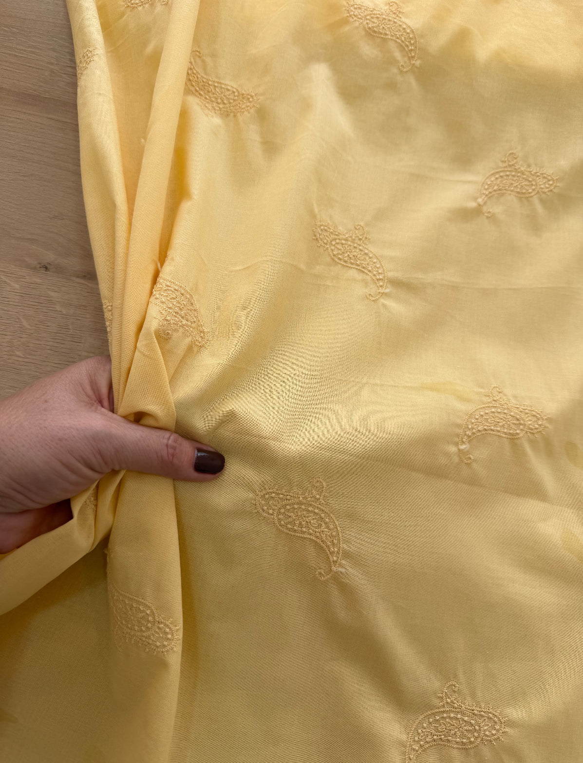 Cambraia Bordada Paisley Amarelo - R$ 79,90/metro