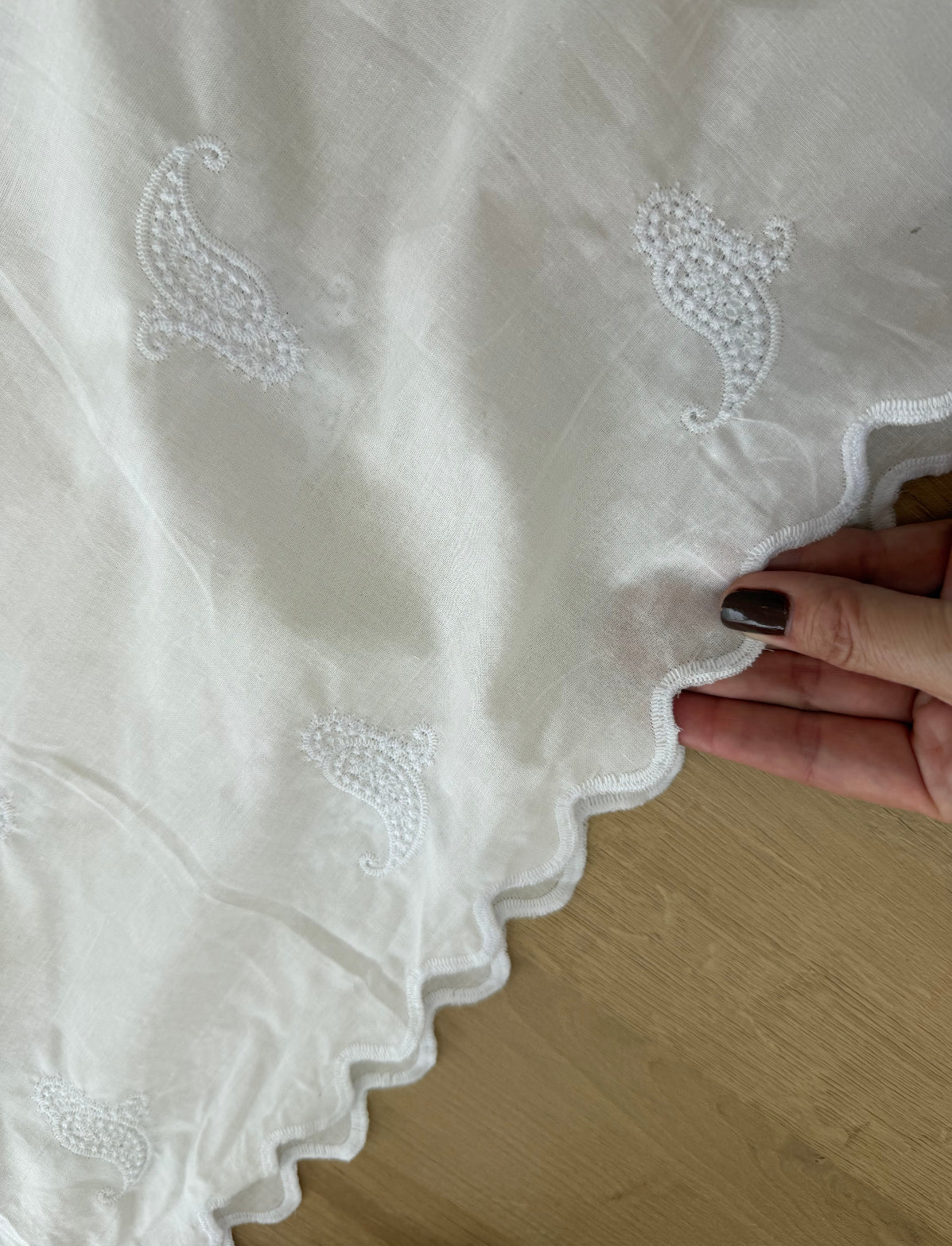 Cambraia Bordada Paisley Branco  - R$ 79,90/metro