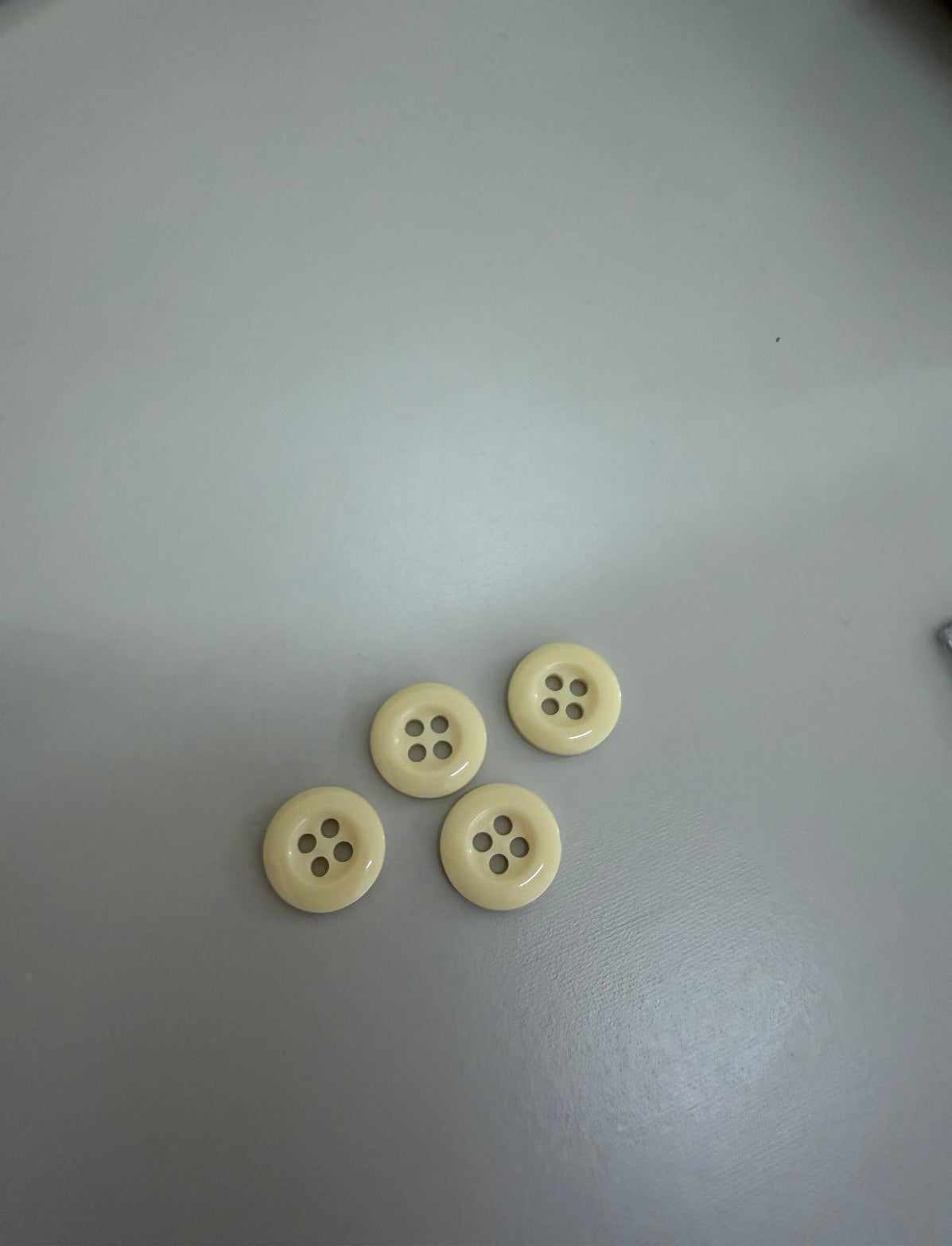 Botão 4 furos Amarelo - R$ 0,25 unidade