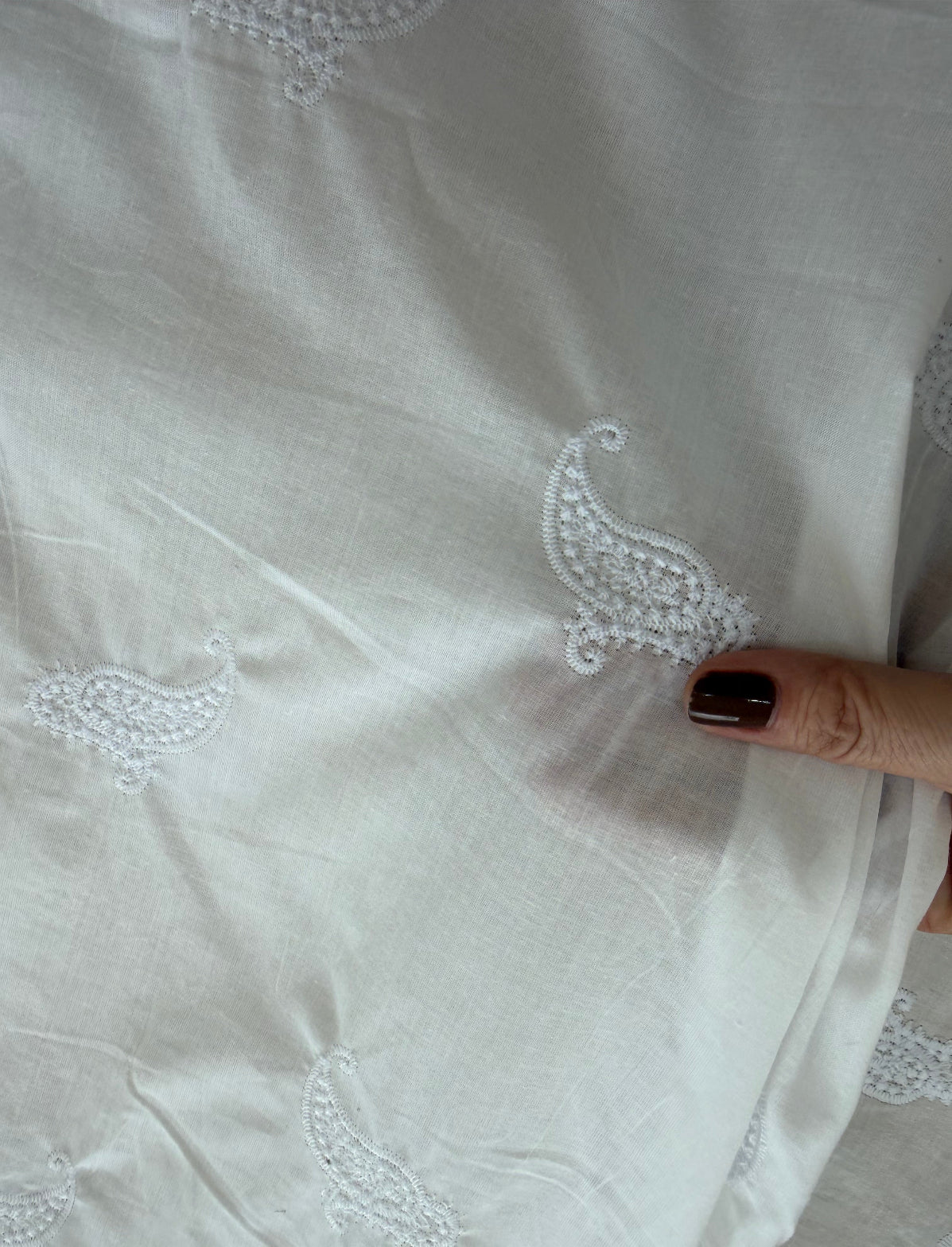 Cambraia Bordada Paisley Branco  - R$ 79,90/metro