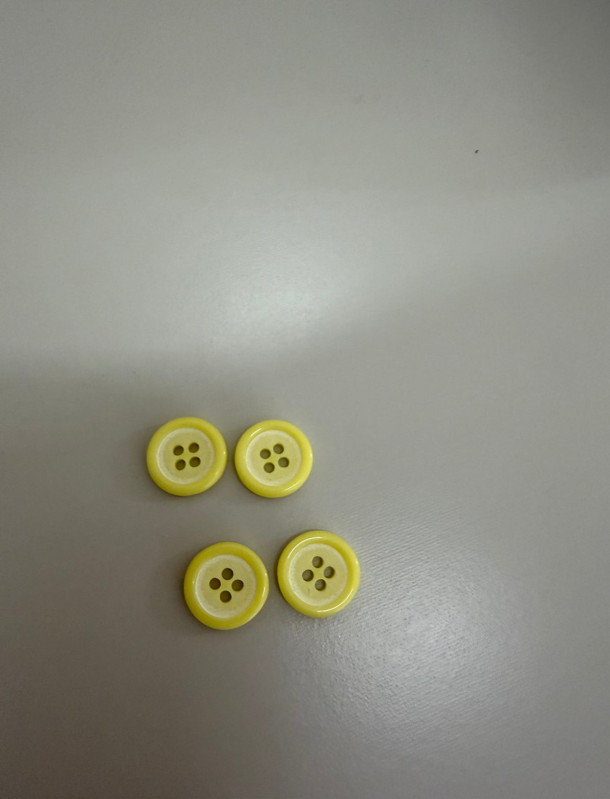 Botão 4 furos Amarelo escuro   - R$ 0,25 unidade