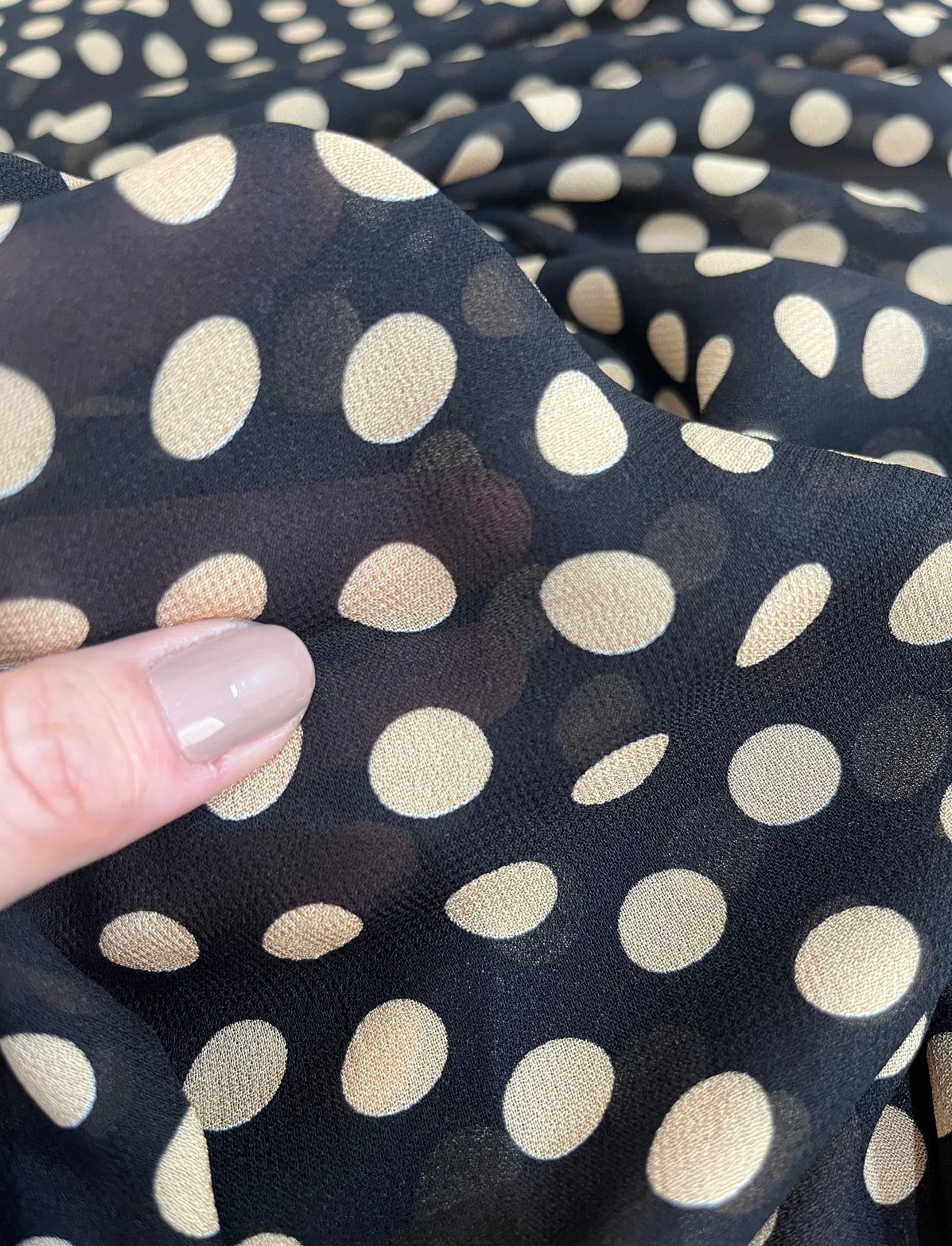 Crepe de viscose Poá fundo preto - R$ 39,90/metro.