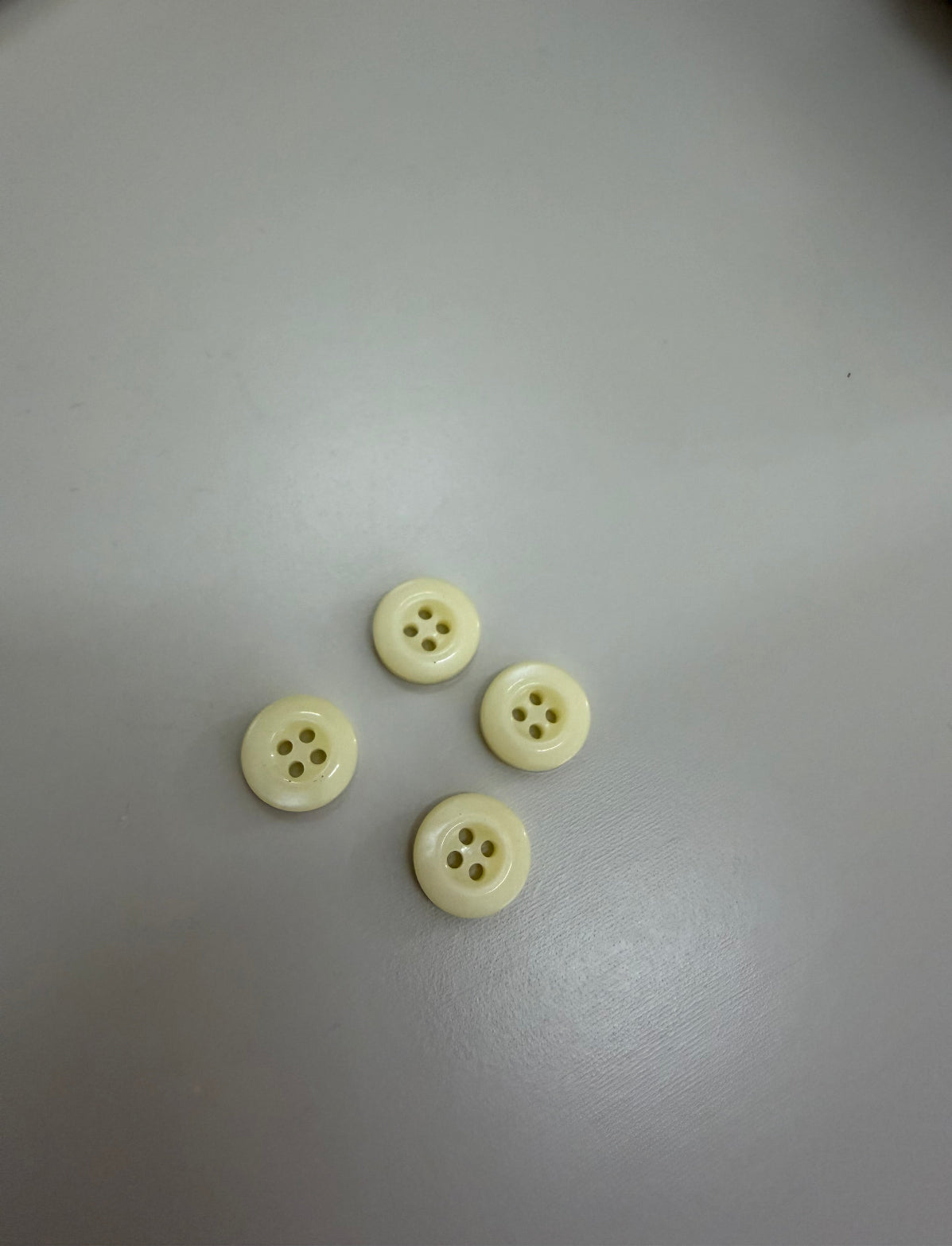 Botão 4 furos Amarelo Lima - R$ 0,25 unidade
