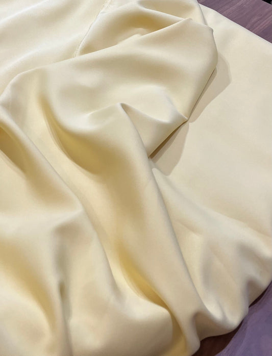 Alfaiataria de poliéster com elastano Amarelo manteiga - R$ 49,90/metro