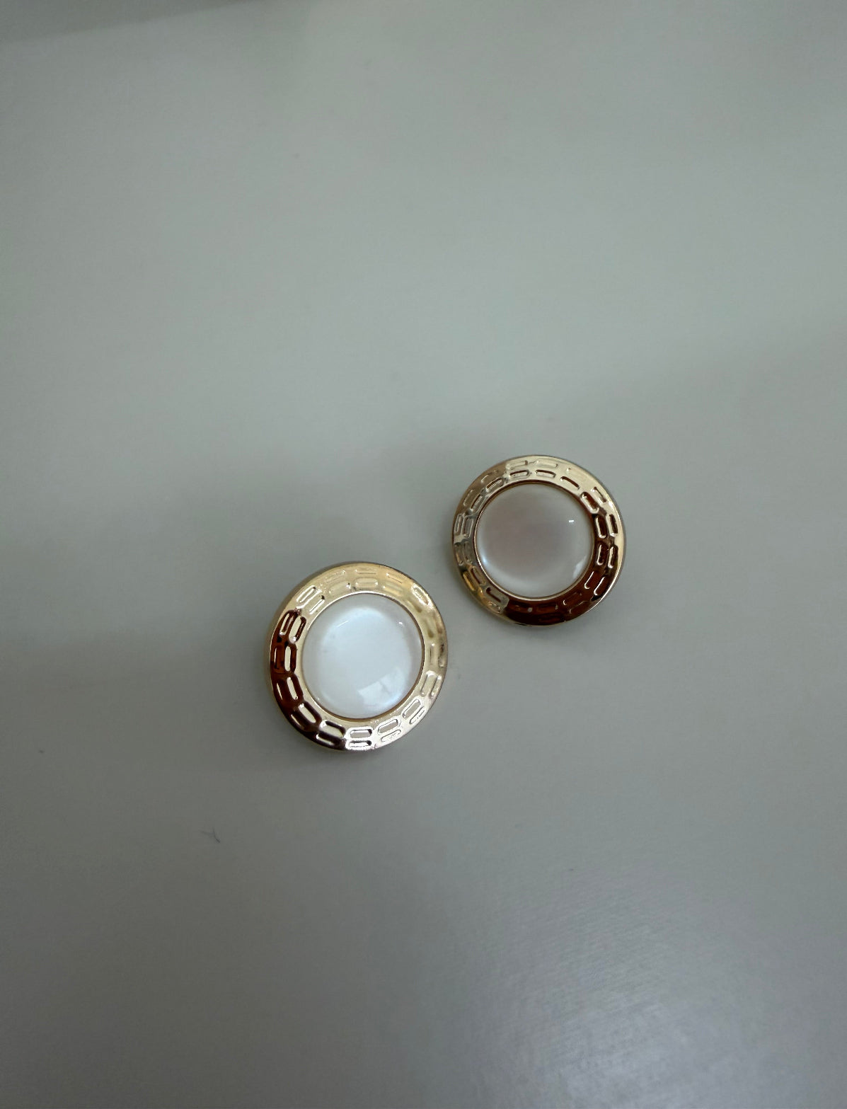 Botão com Pé pérola e banho dourado - R$ 2,00 unidade