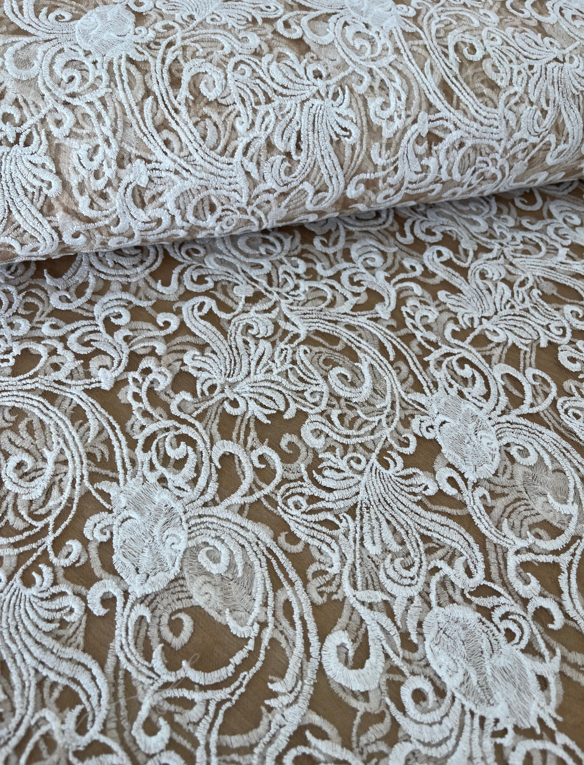 Tule bordado Off - de R$ 59,90 por R$ 39,90/metro