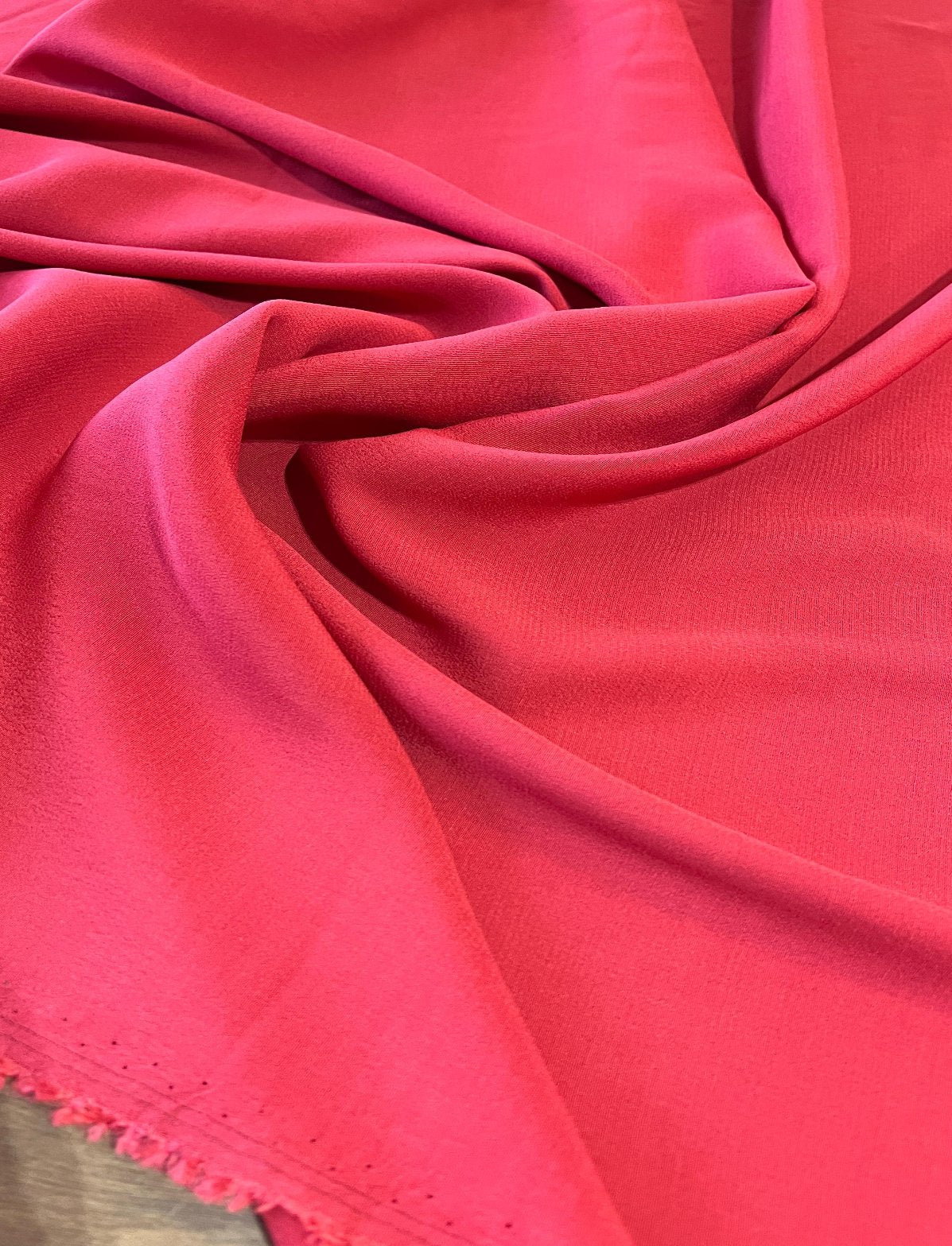 Crepe de Viscose Vermelho  Queimado - R$ 39,90/metro.